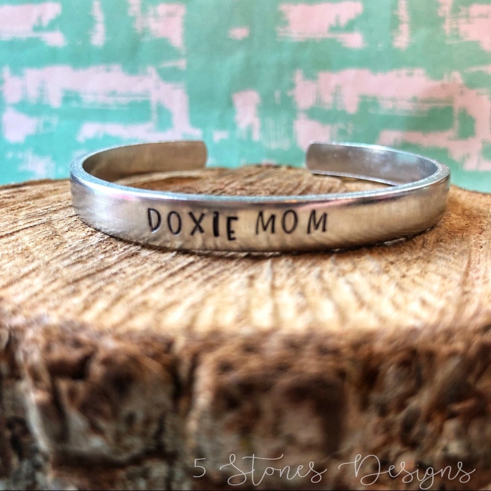 🆕 Dachshund Doxie Mom Handstamped Stainless Cuff Bracelet - Picture 1 of 5